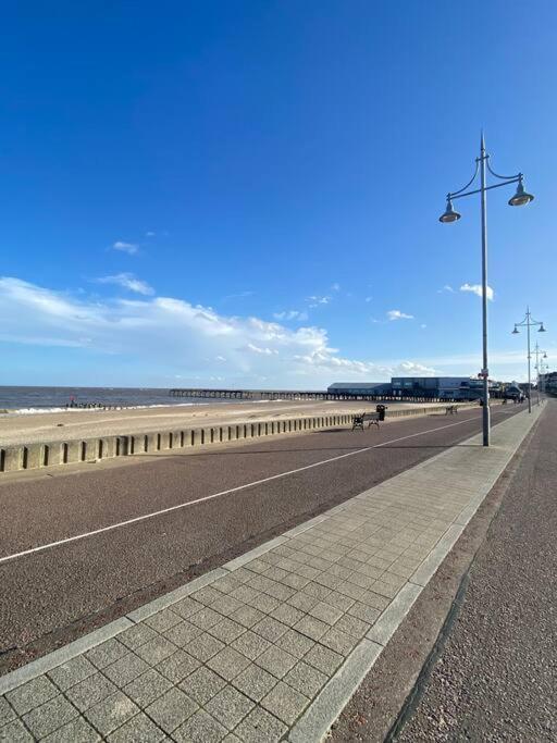 Spacious Sea-view Flat With Easy Invest * Lowestoft
